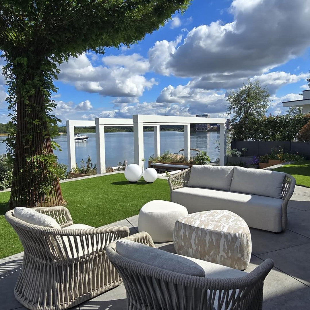FALAIN loungeset in een tuin aan het water