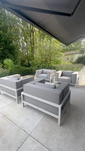 FALAIN loungeset onder een zonwering