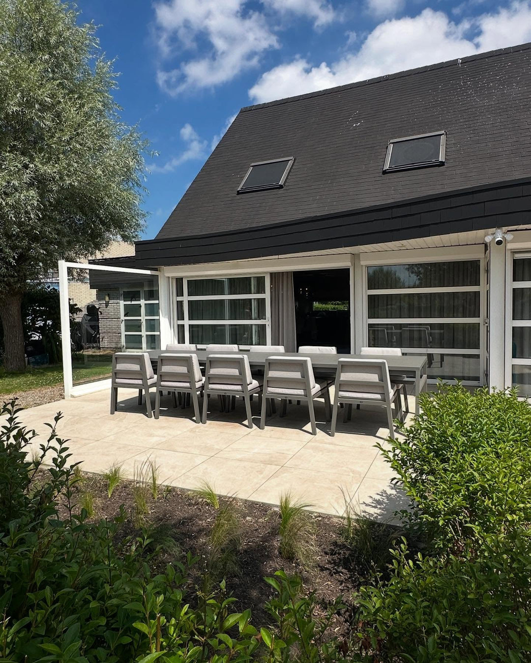 FALAIN diningset op een terras onder een veranda