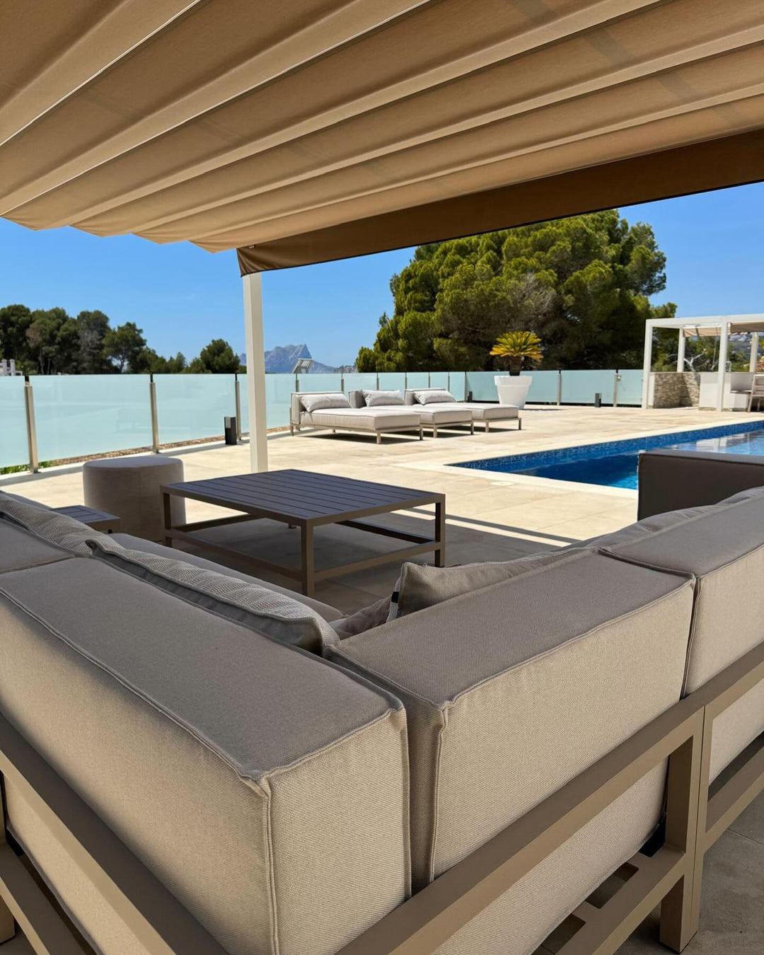 FALAIN loungeset aan het zwembad onder een pergola