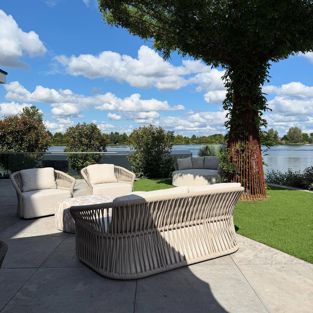 FALAIN fauteuils en loungebank in een tuin aan het water