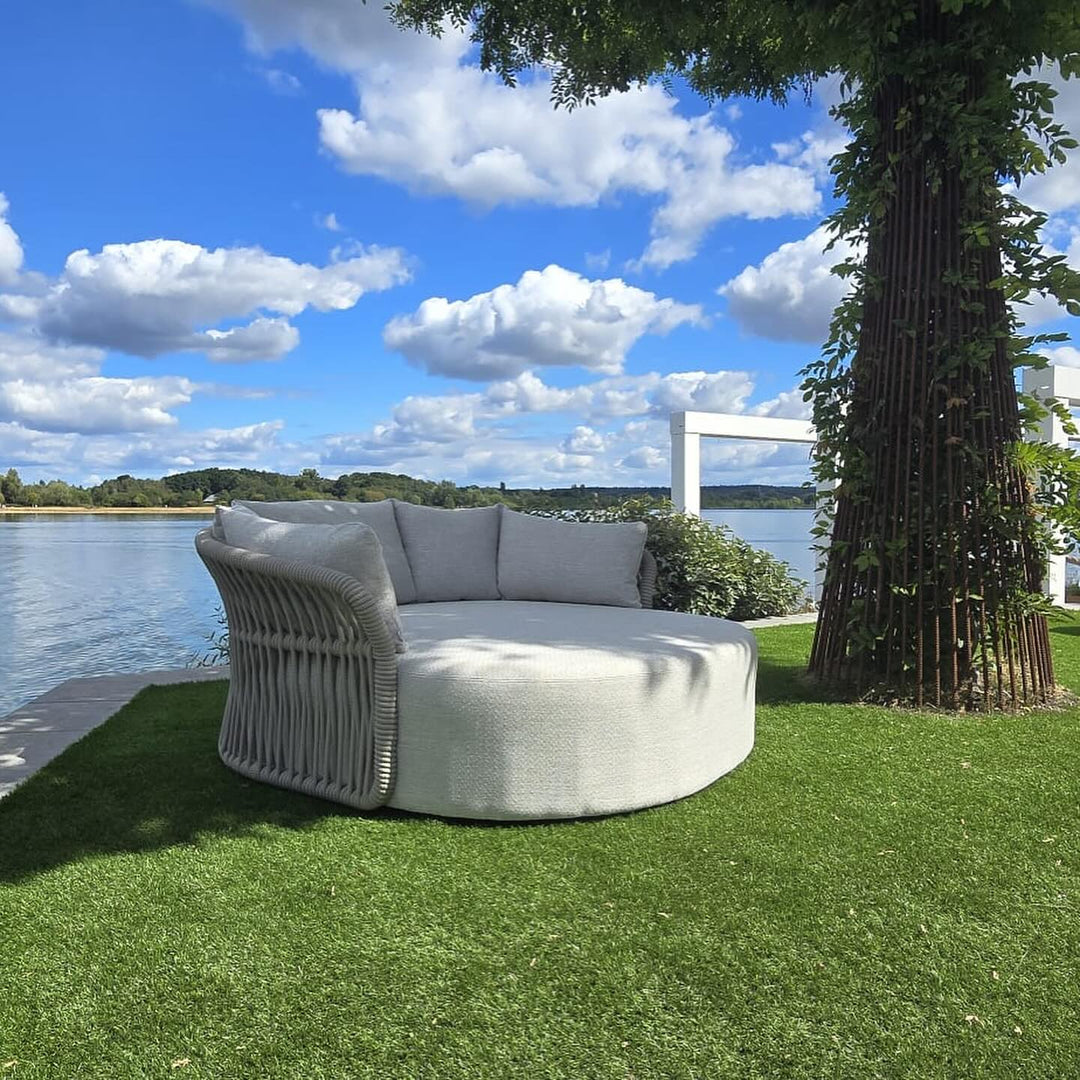 FALAIN rond daybed aan het water