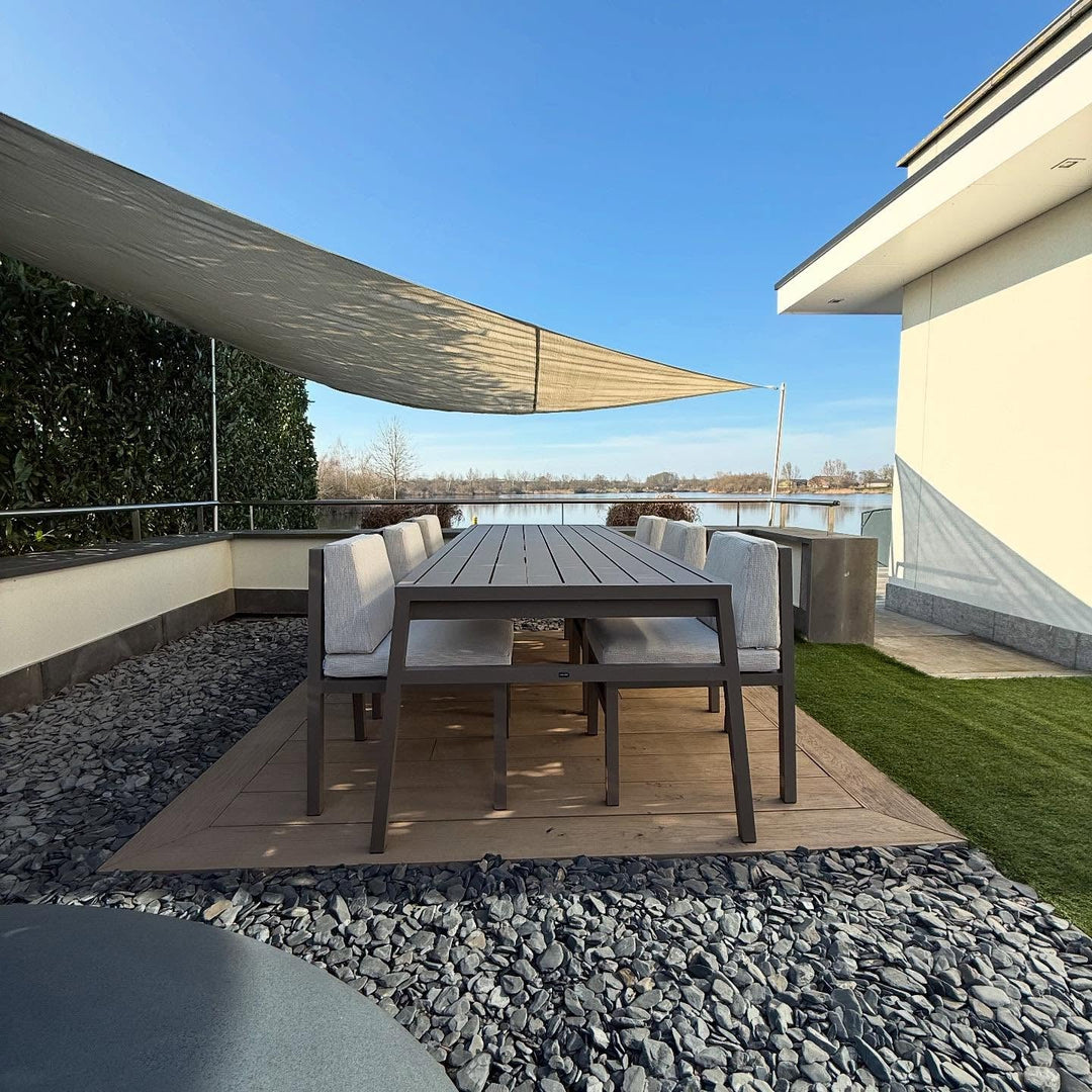 FALAIN diningset onder een zonnezeil