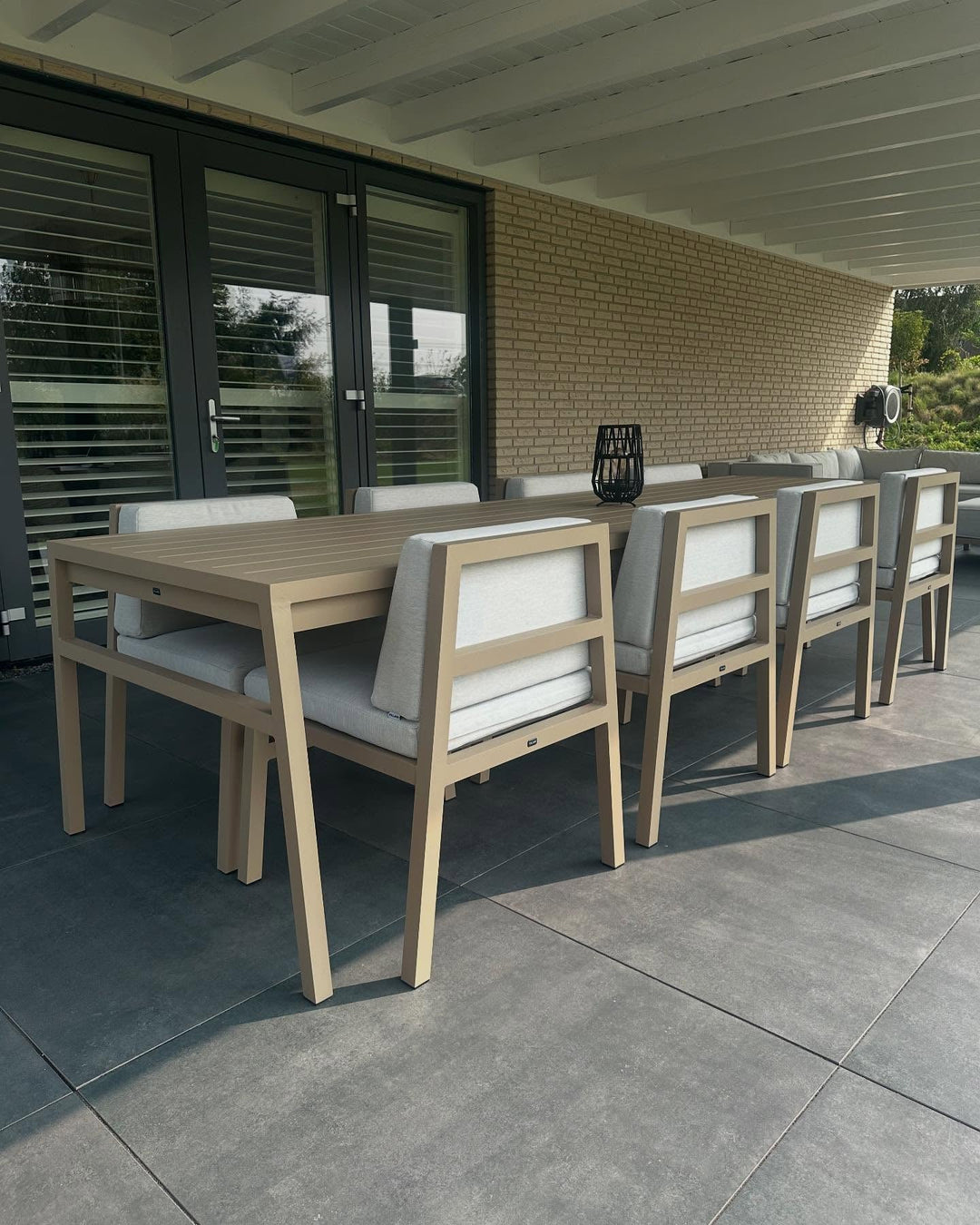 FALAIN diningset onder een veranda