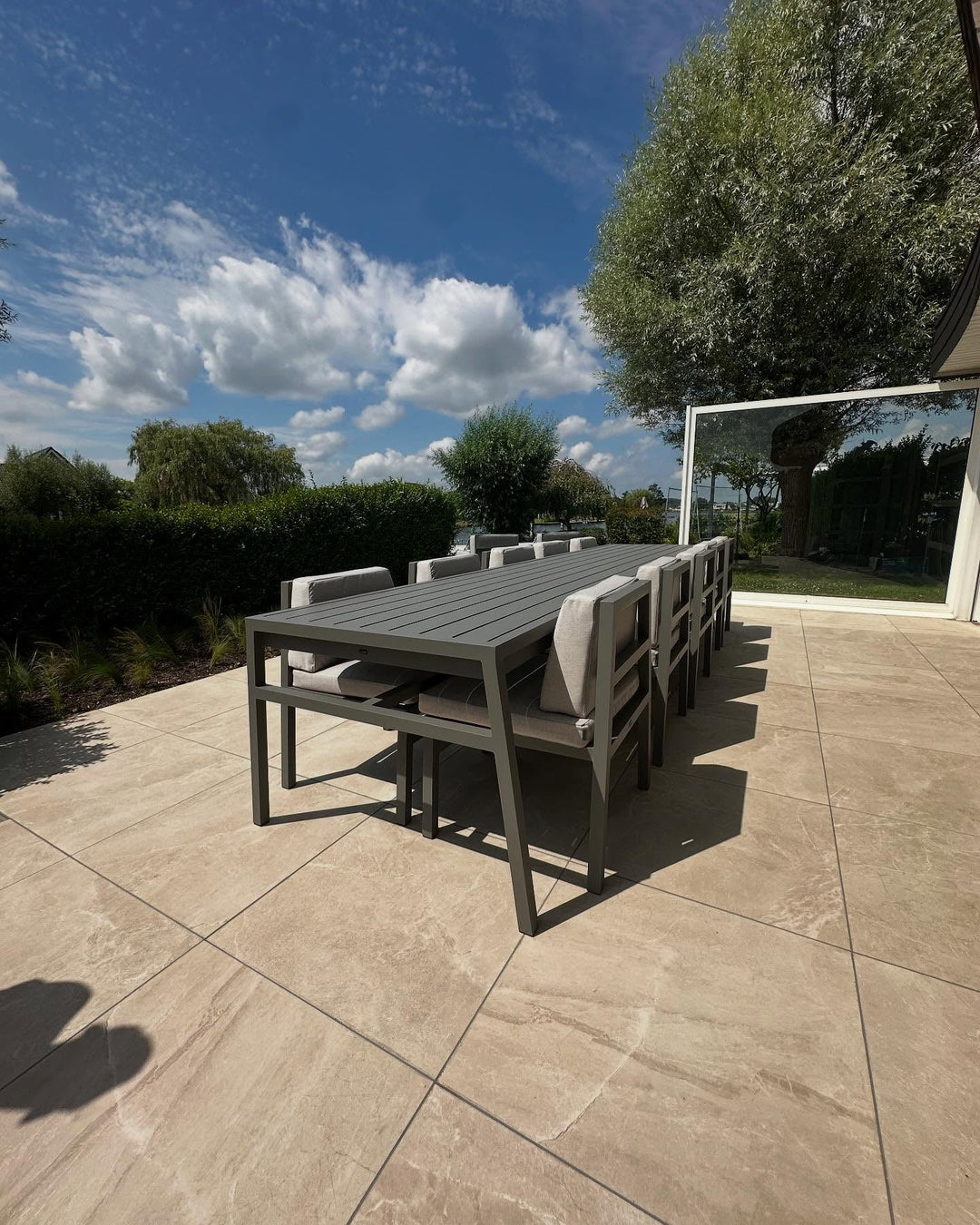 FALAIN diningset op een terras aan het water