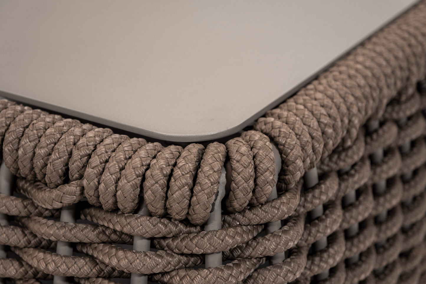 Caravela salon tafel taupe close up 1