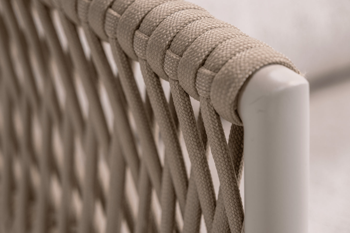 Vinum off-white close up 1