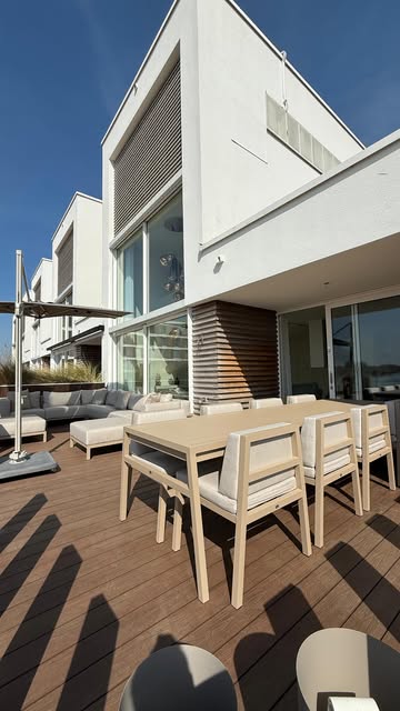 FALAIN diningset op een dakterras