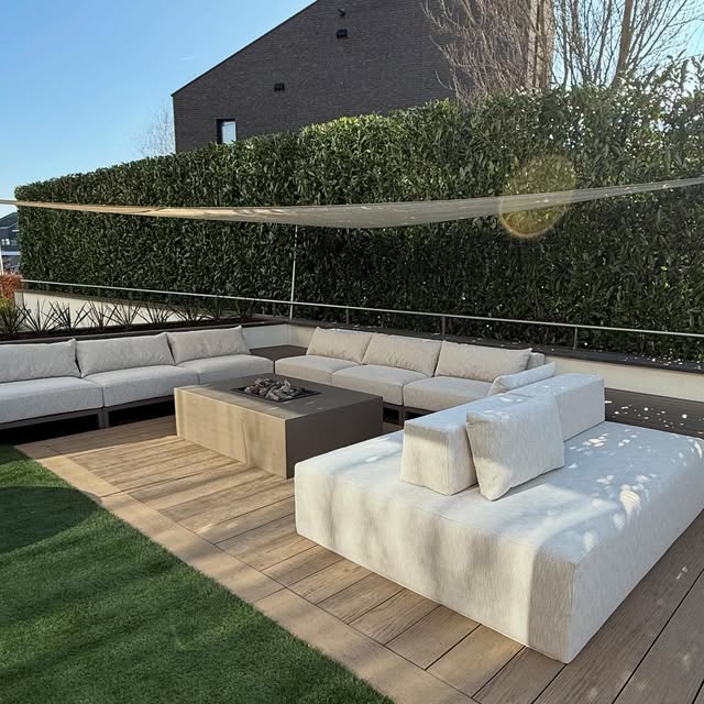 FALAIN loungeset op een dakterras met haag