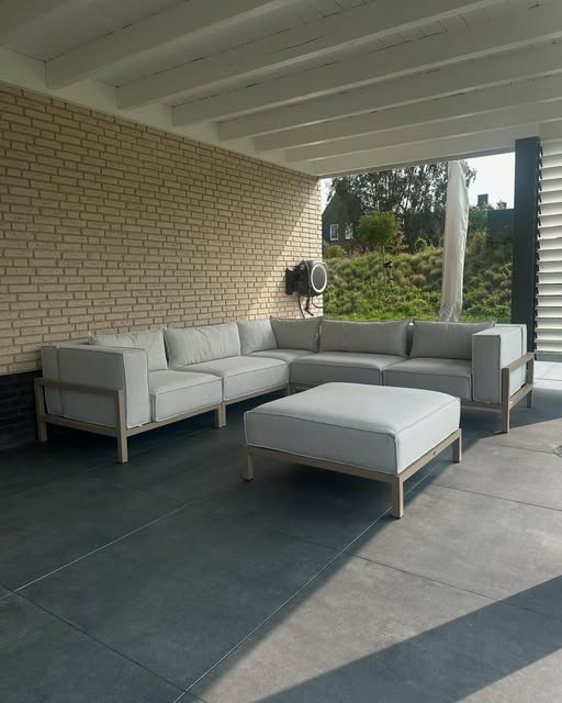 FALAIN loungeset onder een overkapping