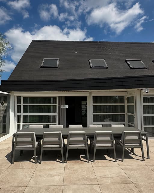 FALAIN diningset op een terras