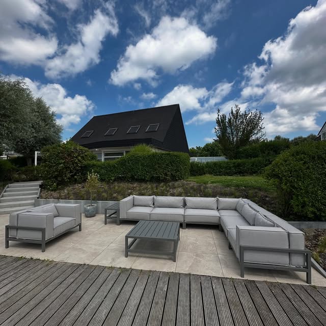 FALAIN loungeset op een vlonderterras in de tuin