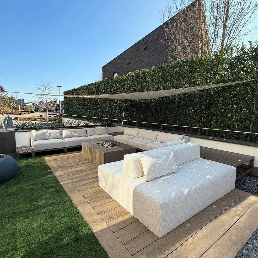 FALAIN loungeset op een dakterras met vuurtafel