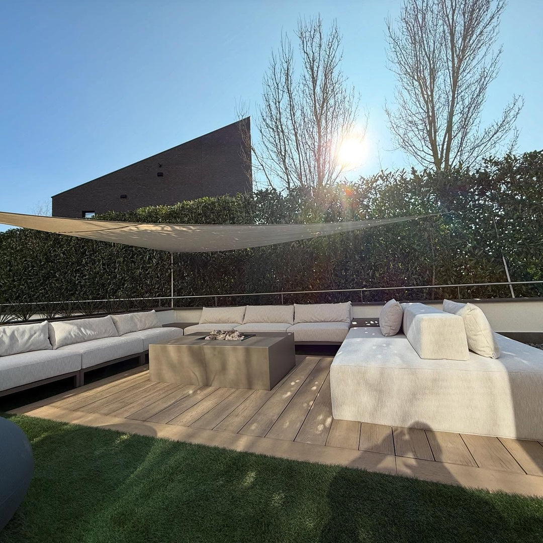 FALAIN lounge onder een zonnezeil op een dakterras