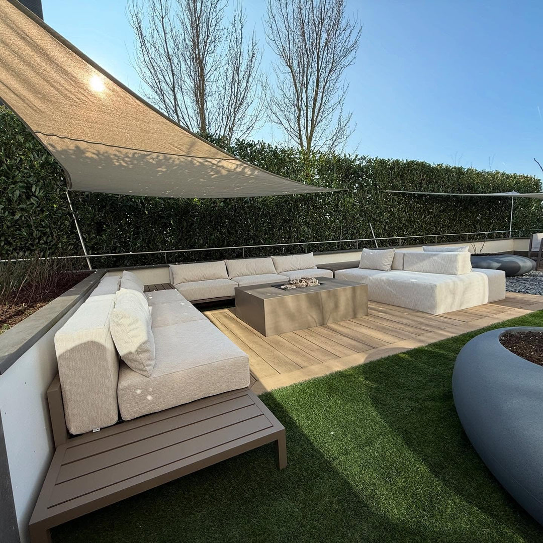 FALAIN lounge met zonnezeil op een dakterras