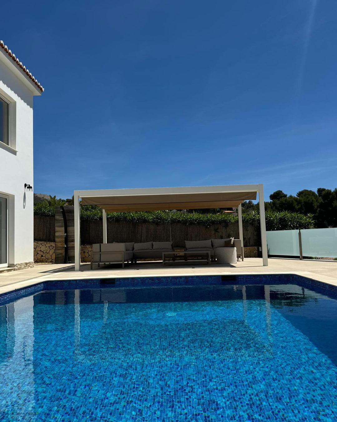 FALAIN loungeset onder een pergola aan het zwembad